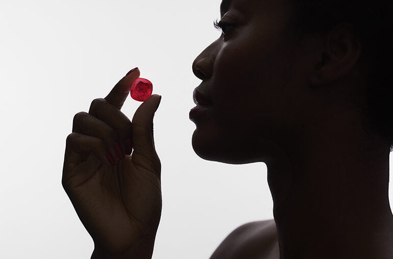 Model holding the Estrela de Fura Ruby Gemstone