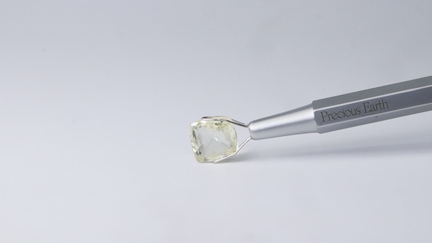 Yellow Sapphire - 5.57 Carat (Ceylonese/Sri Lankan)