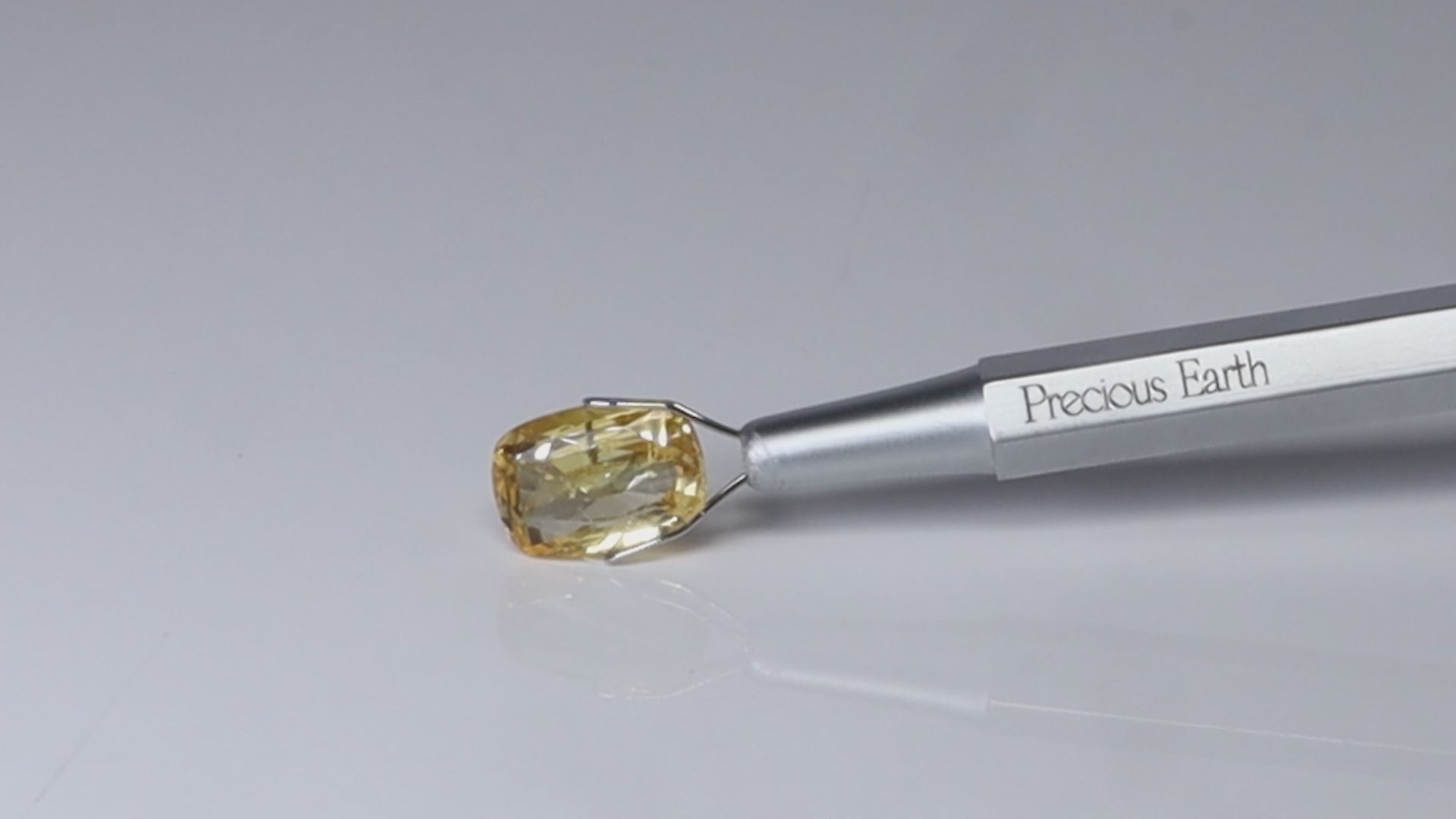 Yellow Sapphire - 6.61 Carats